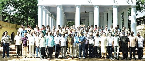 வேலூர் கோட்டையில் உள்ள காவல் பயிற்சி பள்ளியில் கடந்த 1988-ம் ஆண்டு பயிற்சி பெற்ற காவலர்கள் சந்திப்பு நிகழ்ச்சி நேற்று நடந்தது. இதில், கோட்டையில் உள்ள திப்பு மஹால் முன்பாக அனைவரும் குழு புகைப்படம் எடுத்து மகிழ்ந்தனர். படம்:வி.எம்.மணிநாதன்.