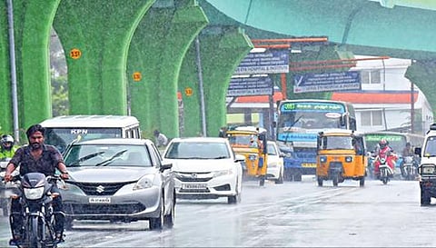 சேலத்தில் நேற்று காலை முதல் இடைவிடாது சாரல் மழை பெய்தது. புதிய பேருந்து நிலையம் அருகே சாலையில் ஊர்ந்து சென்ற வாகனங்கள்.   படம்: எஸ். குரு பிரசாத்