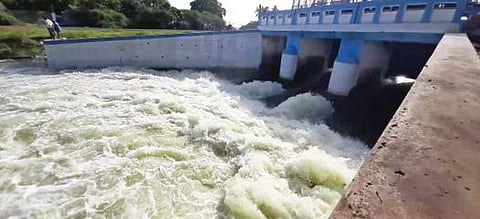 வீராணம் ஏரியின் வடிகால் மதகான விஎன்எஸ்எஸ் வழியாக ஏரி தண்ணீர் வெளியேற்றப்படுகிறது.