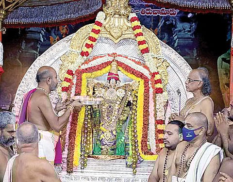 திருச்சானூர் பத்மாவதி தாயார் கோயில் பிரம்மோற்சவத்தின் 7-ம் நாளான நேற்று காலை சூரிய பிரபை வாகனத்தில் தாயார் எழுந்தருளினார்.