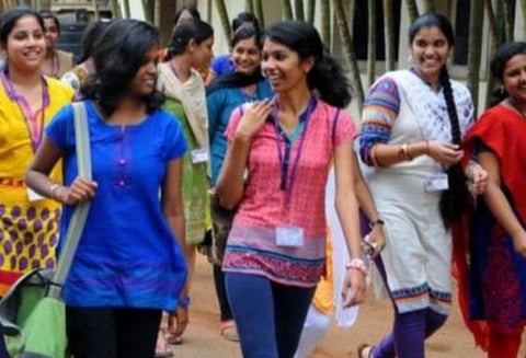 8 மாதங்களுக்குப் பின் கர்நாடகாவில் கல்லூரிகள் திறப்பு: மாணவர்களின் வருகை குறைந்ததால் வருத்தம்