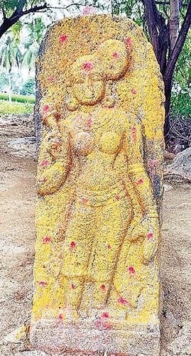 திருப்பத்தூர் அருகே கண்டெடுக்கப்பட்ட கி.பி.12-ம் நூற்றாண்டைச் சேர்ந்த வீரனின் நடுகல். அடுத்த படம்: சதிக்கல்.