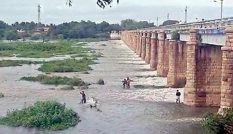 குற்றாலம் பிரதான அருவியில் நேற்று 3-வது நாளாக வெள்ளப்பெருக்கு நீடித்தது.