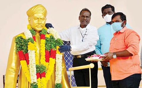 திருநெல்வேலி மணிமண்டபத்தில் உள்ள வ.உ.சிதம்பரனார் சிலைக்கு மாவட்ட  வருவாய் அலுவலர் அ.பெருமாள் மாலை அணிவித்து மரியாதை செலுத்தினார்.