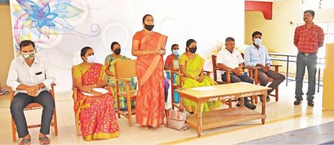 கிருஷ்ணகிரியில் நடந்த தன்னார்வலர்களுக்கான 2 நாள் பயிற்சி வகுப்பில் மாவட்ட கல்வி அலுவலர் வேதா பேசினார்.