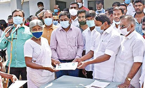 கோபியை அடுத்த பெரியகொரவம்பாளையத்தில் நடந்த விழாவில், முதியோர் உதவித்தொகையினை பயனாளி ஒருவருக்கு அமைச்சர் கே.ஏ.செங்கோட்டையன் வழங்கினார்.