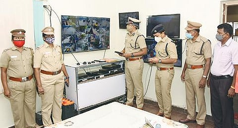 மதுரை நகரில்  விதிமீறல்களை தடுக்க, புதிய மென்பொருள் செயல்பாட்டை காவல் ஆணையர் பிரேமானந்த் சின்கா தொடங்கி வைத்தார். அருகில் துணை ஆணையர் சிவபிரசாத், தொழில்நுட்ப காவல் ஆய்வாளர் சுந்தரவடிவு உள்ளிட்டோர்.