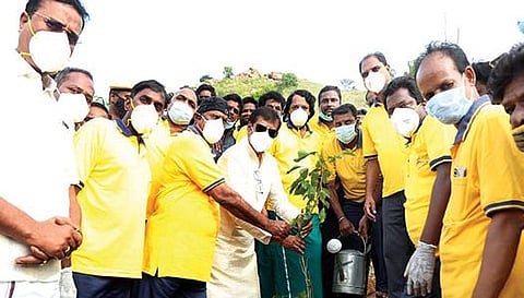 தி.மலை தேனிமலையில் 10 ஆயிரம் மரக்கன்றுகளை நடும் திட்டத்தை தொடங்கி வைத்த நடிகர் விவேக். அருகில், முன்னாள் அமைச்சர் எ.வ.வேலு உள்ளிட்டோர்.