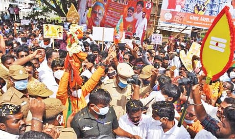 சேலம் குரங்குச்சாவடியில் நடந்த பொதுக்கூட்டத்துக்கு பின்னர் வேல் யாத்திரை புறப்பட்ட பாஜக மாநில தலைவர் எல்.முருகனை, போலீஸார் கைது செய்தனர்.