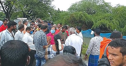 திருப்பரங்குன்றம் அருகே கரிசல்குளம் கண்மாய் மடையை திறந்துவிடக் கோரி மறியலில் ஈடுபட்ட மக்கள்.