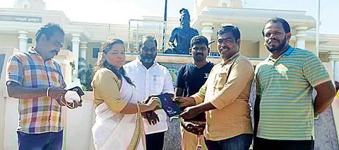 மதுரை உலகத் தமிழ்ச் சங்கத்தில் நடந்த நிகழ்ச்சியில் ஆசிரியர் கனியன் செல்வராஜ் எழுதிய கவிதை நூலை ஆவணப்பட இயக்குநர் வினோத் மலைச்சாமி வெளியிட பெற்றுக் கொண்டார் பி.எஸ். தொழில் குழும மேலாளர் சகீலா.