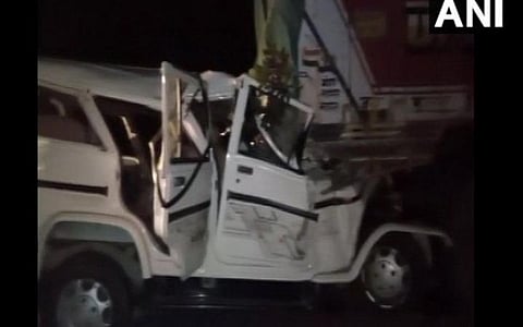 உத்தரப் பிரதேசத்தில் பயங்கர சாலை விபத்து: 6 குழந்தைகள் உட்பட 14 பேர் பலி- திருமண நிகழ்வுக்குச் சென்று திரும்பியபோது சோகம்