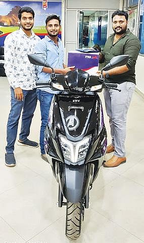 வேலூர் பாலமுருகன் டிவிஎஸ்-ல் புதிய வாகனத்தின் விற்பனையை தொடங்கி வைத்த அதன் உரிமையாளர் எழில்.