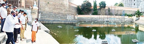 அண்ணாமலையார் கோயிலில் தெப்பல் உற்சவம் நடைபெற உள்ள பிரம்ம தீர்த்த குளத்தை ஆய்வு செய்த ஆட்சியர் சந்தீப் நந்தூரி.