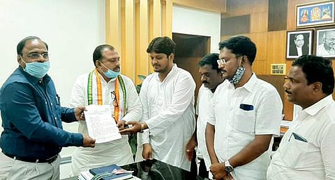 திருப்பத்தூர் மாவட்ட ஆட்சியர் சிவன் அருளிடம் கோரிக்கை மனு அளித்த காங்கிரஸ் கட்சியின் சிறுபான்மை பிரிவு மாநில தலைவர் அஸ்லாம் பாஷா மற்றும் நிர்வாகிகள்.