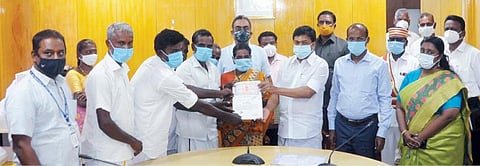 நந்தன் கால்வாயை சீரமைக்க தங்கள் நிலத்தை தானமாக வழங்கிய பத்திரங்களை விவசாயிகள் அமைச்சர் சி.வி. சண்முகத்திடம் வழங்கினர். அருகில் விழுப்புரம் மாவட்ட ஆட்சியர் அண்ணாதுரை உள்ளிட்டோர்.