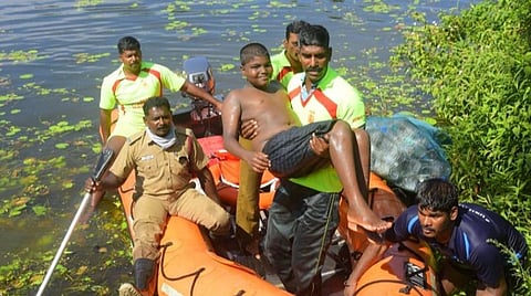 குமரியில் வடகிழக்கு பருமழை முன்னெச்செரிக்கை: தீயணைப்புத் துறையினர் சார்பில் வெள்ள அபாய ஒத்திகை