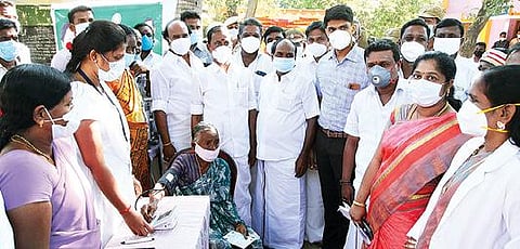 ஆரணி அடுத்த நடுக்குப்பம் அரசு உயர்நிலை பள்ளியில் நடந்த சிறப்பு மருத்துவ முகாமை தொடங்கி வைத்த அமைச்சர் சேவூர் எஸ்.ராமச்சந்திரன்.