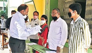 புதிய வாக்காளர் சேர்க்கைக்கான சிறப்பு முகாம் நேற்று திருப்பத்தூர் டோமினிக் சேவியோ ஆண்கள் மேல்நிலைப் பள்ளியில் நடைபெற்றது. முகாமை ஆய்வு செய்து பார்வையிட்ட ஆட்சியர் சிவன் அருள். அடுத்த படம்: ராணிப்பேட்டை மாவட்டம் கலவை அடுத்த மேலப்புழந்தை ஊராட்சி ஒன்றிய நடுநிலை பள்ளியில் நடைபெற்ற சிறப்பு முகாமை ஆய்வு செய்த ஆட்சியர் கிளாட்ஸ்டன் புஷ்பராஜ். கடைசிப் படம்: வேலூர் தொரப்பாடி அரசினர் மேல்நிலைப்பள்ளியில் ஆய்வு செய்த மாவட்ட வருவாய் அலுவலர் பார்த்தீபன்.