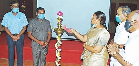 ஈரோடு நந்தா பொறியியல் மற்றும் தொழில்நுட்பக் கல்லூரிகளில் இணையவழி மூலம் நடைபெற்ற முதலாமாண்டு மாணவர்களுக்கான வரவேற்பு விழாவை  நந்தா கல்வி அறக்கட்டளை உறுப்பினர் பானுமதி சண்முகன் குத்து விளக்கேற்றி தொடங்கி வைத்தார். அருகில்  நந்தா கல்வி அறக்கட்டளை தலைவர் வி.சண்முகன் மற்றும் கல்லூரி உறுப்பினர்கள்.