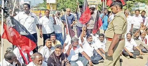 ராஜபாளையத்தில் காந்தி சிலை அருகே சாலை மறியல் செய்த தனுஷ்குமார் எம்.பி. உள்ளிட்டோர்.