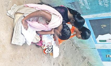 நெய்வேலி அருகே வேப்பங்குறிச்சியில் நடைபெற்ற முகாமில் வாக்காளர் பட்டியல் திருத்தத்திற்கு பிறரின் உதவிக்காக காத்திருக்கும் கிராமப் பெண்கள்.