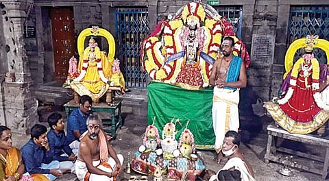 கந்தசஷ்டி விழாவின் நிறைவு நாளான நேற்று திருப்போரூர் கந்தசுவாமி கோயிலில் திருக்கல்யாண உற்சவம் நடைபெற்றது. இந்நிகழ்வில் உற்சவ மூர்த்திகளான முருகப்பெருமான், வள்ளி, தெய்வானை ஆகியோர் சிறப்பு அலங்காரத்தில் காட்சி அளித்தனர். பட்டு வஸ்திரங்கள், பழங்கள், பலகாரங்கள் உள்ளிட்ட சீர்வரிசைகள் வைக்கப்பட்டு திருமணம் நடைபெற்றது.