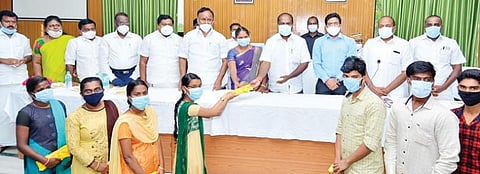 திருநெல்வேலியில் நடைபெற்ற நிகழ்ச்சியில் மருத்துவ கல்லூரிகளில் சேர்ந்துள்ள அரசுப்பள்ளி மாணவர்களுக்கு மாநில வருவாய்த் துறை மற்றும் பேரிடர் மேலாண்மைத்துறை அமைச்சர் ஆர்.பி. உதயகுமார், ஆதிதிராவிடர் மற்றும் பழங்குடியினர் நலத்துறை அமைச்சர் வி.எம். ராஜலெட்சுமி ஆகியோர் உதவித்தொகை வழங்கினர். படம்: மு.லெட்சுமி அருண்