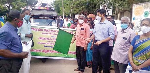 வாக்காளர் விழிப்புணர்வு கலைப்பயணத்தை சேரன்மகாதேவி சார் ஆட்சியர் பிரதீக் தயாள் தொடங்கி வைத்தார்.