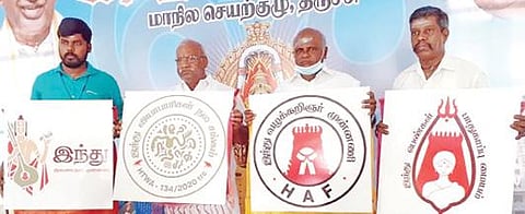 திருச்சி மாவட்டம் சீராத்தோப்பில் நேற்று நடைபெற்ற இந்து முன்னணி மாநில செயற்குழு கூட்டத்தில் அமைப்பின் பல்வேறு அணிகளின் இலச்சினைகளை வெளியிடுகிறார் காடேஸ்வரா சி.சுப்பிரமணியம்.