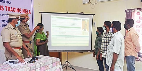 காணாமல் போனவர்களை கண்டறிவது தொடர்பாக சேலம் குமாரசாமிப்பட்டி ஆயுதப்படை மைதானத்தில் நடைபெற்ற சிறப்பு முகாமில், போலீஸாரால் சேகரிக்கப்பட்ட புகைப்படங்கள் திரையிடப்பட்டது. அதை காணாமல் போனவர்களின் குடும்பத்தினர் பார்வையிட்டனர்.          	                 படம்: எஸ்.குரு பிரசாத்