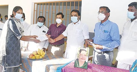 பெத்தநாயக்கன்பாளையம் அடுத்த சின்னகல்ராயன் மலையில் நடைபெற்ற நிகழ்ச்சியில், மலைக் கிராம மக்களுக்கு சாதிச் சான்றிதழை சேலம் ஆட்சியர் ராமன் வழங்கினார். உடன் தமிழ்நாடு தலைமை கூட்டுறவு வங்கித் தலைவர் இளங்கோவன்.