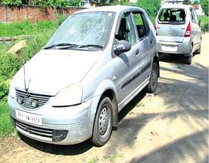 திண்டுக்கல்லில் மர்ம நபர்களால் சேதப்படுத்தப்பட்ட கார்கள்.