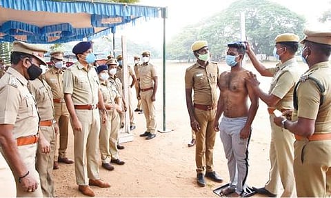 கடலூரில் நடைபெற்ற ஊர் காவல் படைக்கு ஆள் சேர்ப்பு தேர்வில் கலந்து கொண்ட தேர்வருக்கு உடற்தகுதி சரிபார்க்கப்பட்டது.