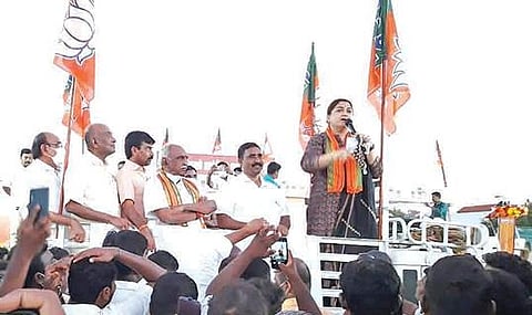 தைப்பூசத்துக்கு பொது விடுமுறை அளிக்க வேண்டும் பாஜக மாநிலத் தலைவர் முருகன் வலியுறுத்தல் ; திருப்பூரில் பொன்.ராதாகிருஷ்ணன், குஷ்பு கைது