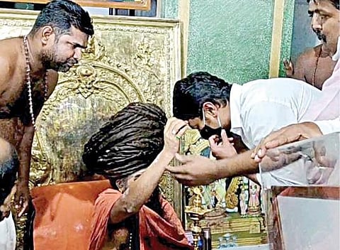 மயிலாடுதுறை தருமபுரம் ஆதீனம் 27-வது குரு மகா சந்நிதானம் ல மாசிலாமணி தேசிக ஞானசம்பந்த பரமாச்சாரிய சுவாமிகளை நேற்று முன்தினம் இரவு சந்தித்து ஆசி பெற்ற திமுக இளைஞரணி செயலாளர் உதயநிதி ஸ்டாலின்.