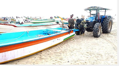 மரக்காணம் பகுதியில் கடல் சீற்றம் காரணமாக எக்கியர்குப்பம் மீனவர்கள் தங்களது ஃபைபர் படகு, மீன் பிடி வலைகளை மேடான இடத்திற்கு எடுத்துச்செல்கின்றனர்.