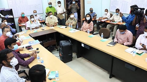 காரைக்காலில் 90 படகுகளில் மீன்பிடிக்கச் சென்ற மீனவர்கள் கரை திரும்பவில்லை; கடலோரக் காவல்படை மூலம் நடவடிக்கை: புதுச்சேரி முதல்வர் நாராயணசாமி பேட்டி