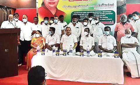 தி.மலை அடுத்த வேங்கிக்காலில் நடைபெற்ற அதிமுக நிர்வாகிகள் ஆலோசனைக் கூட்டத்தில் பேசும் மண்டல பொறுப்பாளர் மோகன். அருகில், அமைச்சர் சேவூர் எஸ்.ராமச்சந்திரன், முன்னாள் அமைச்சர் அக்ரி கிருஷ்ணமூர்த்தி உள்ளிட்டோர்.