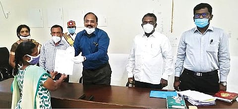 திருப்பத்தூர் மாவட்ட ஆட்சியர் அலுவலகத்தில் நடைபெற்ற மக்கள் குறைதீர்வு கூட்டத்தில் பெண் ஓருவரிடம் மனுவை பெற்ற ஆட்சியர் சிவன் அருள். அருகில், டிஆர்ஓ தங்கைய்யா பாண்டியன் உள்ளிட்டோர்.