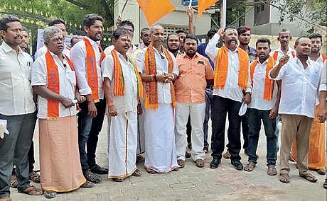 திருநெல்வேலி ஆட்சியர் அலுவலகத்துக்கு காலிக் குடங்களுடன்  மனு அளிக்க வந்த சிதம்பரநகர் குடியிருப்போர் நலவாழ்வு ஆரோக்கிய சங்கத்தினர். (அடுத்த படம்) சாதிச் சான்றிதழ் கோரிய புதிரை வண்ணார் எழுச்சி பேரவையினர். (கடைசி படம்) சபரிமலையில் கட்டுப்பாடுகளை தளர்த்தக் கோரிய இந்து மக்கள் கட்சியினர். 						             படங்கள்: மு.லெட்சுமி அருண்.