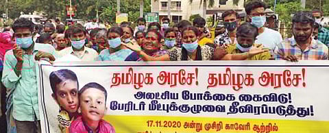 முசிறி காவிரி ஆற்றில் அடித்துச் செல்லப்பட்ட 2 குழந்தைகளை மீட்டுத் தரக் கோரி திருச்சி மாவட்ட ஆட்சியர் அலுவலகத்துக்கு நேற்று மனு அளிக்க வந்த குழந்தைகளின் பெற்றோர் மற்றும் உறவினர்கள்.