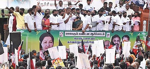 திருச்சி சிந்தாமணி அண்ணா சிலை அருகே நேற்று ஆர்ப்பாட்டத்தில் ஈடுபட்ட அதிமுகவினர்.படம்: ஜி.ஞானவேல்முருகன்