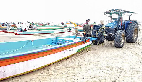 கடலூர் துறைமுகத்தில் படகுகள் நிறுத்தி வைக்கப்பட்டுள்ளன. உள்படம்: கடலூர் துறைமுகத்தில் புயல்  எச்சரிக்கை  3-ம் எண் கூண்டு ஏற்றப்பட்டுள்ளது.