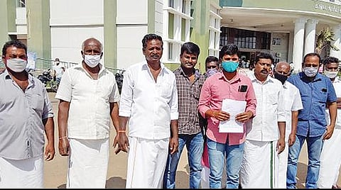 பொது வழித்தட ஆக்கிரமிப்புகளால் சேதமடைந்த சாலையை சீரமைத்துத்தர வலியுறுத்தி, திருப்பூர் ஆட்சியர் அலுவலகத்துக்கு நேற்று மனு அளிக்க வந்த உடுமலை வட்டாரத்துக்கு உட்பட்ட கோட்டமங்கலம் ஊராட்சி கிராம மக்கள்.படம்:இரா.கார்த்திகேயன்