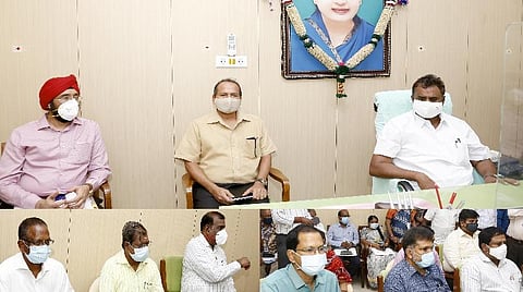 ஆலோசனைக் கூட்டத்தில் அமைச்சர் எஸ்.பி.வேலுமணி.