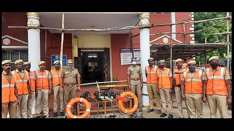 சிதம்பரம் நகர காவல்நிலையத்தில் தயார் நிலையில் உள்ள புயல் மீட்பு உபகரணங்கள்.