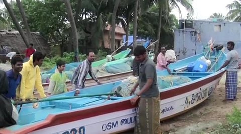 நல்லவாடு கிராமத்தில் தெருக்களில் நிறுத்தி வைக்கப்பட்டுள்ள படகுகள்.