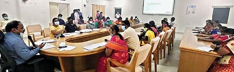 திருப்பத்தூர் மாவட்ட ஆட்சியர் அலுவலகத்தில் சமூக நலத்துறை சார்பில் ஆய்வுக்கூட்டம் ஆட்சியர் சிவன் அருள் தலைமையில் நடைபெற்றது. அருகில், மாவட்ட சமூக நல அலுவலர் முருகேஷ்வரி, ஒருங்கிணைந்த குழந்தைகள் வளர்ச்சி திட்ட அலுவலர் கோமதி உள்ளிட்டோர்.