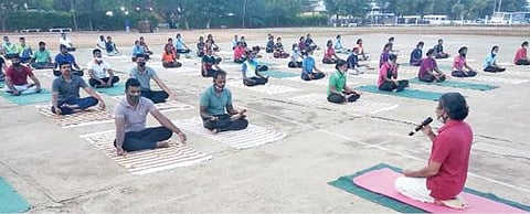 பாளையங்கோட்டை  ஆயுதப்படை மைதானத்தில் போலீஸாருக்கு யோகா பயிற்சி அளிக்கப்பட்டது. படம்: மு.லெட்சுமி அருண்